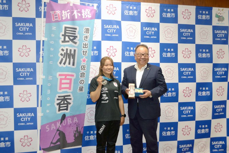 Ｗ杯で日本人初の銀メダルを獲得し、喜びを報告したカヌースラロームの長洲選手（左）＝佐倉市役所
