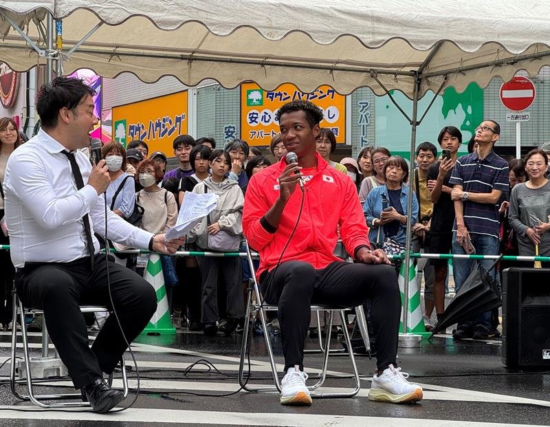 トークショーで世界陸上を終えての感想や松戸での思い出話を披露する村竹選手（右）＝４日、松戸市
