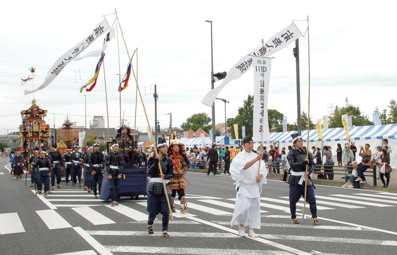市原市の歴史を再現した勇壮な時代絵巻行列＝４日、市原市
