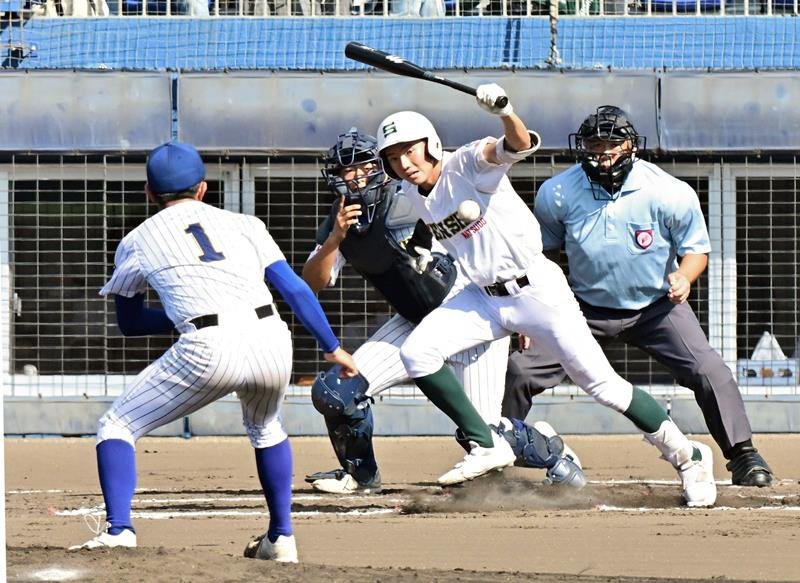 専大松戸―中央学院　１回裏専大松戸１死三塁、高貝が先制の適時打を放つ。投手上島、捕手相馬＝県総合ＳＣ
