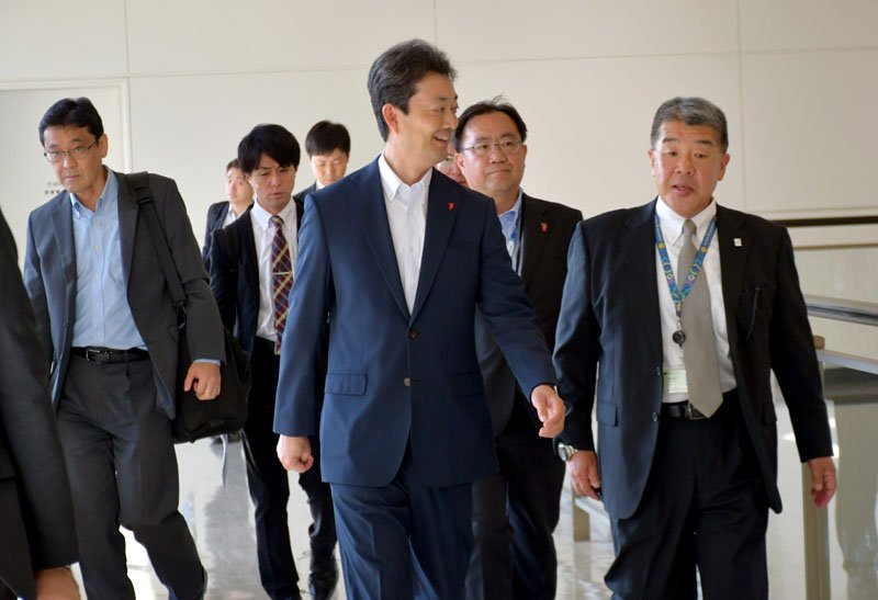 成田空港から豪州に出発した熊谷知事（中央）＝５日朝、成田市