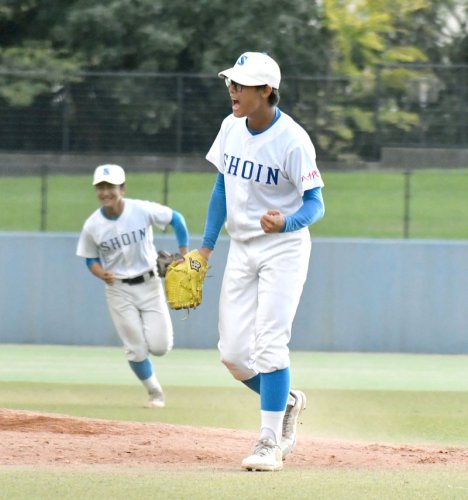 ９回を投げ切り、雄たけびを上げる八千代松陰の松崎＝ゼットエー