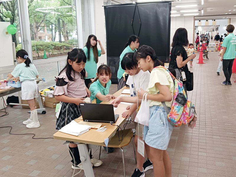ハローワークで仕事を探す子どもたち。窓口で手続きすることも子どもの仕事だ＝市川市の千葉商科大学