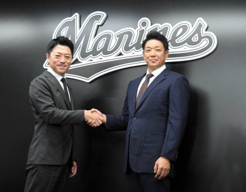 監督就任会見で高坂球団社長（左）と握手する千葉ロッテのサブロー新監督＝８日、千葉市のＺＯＺＯマリンスタジアム