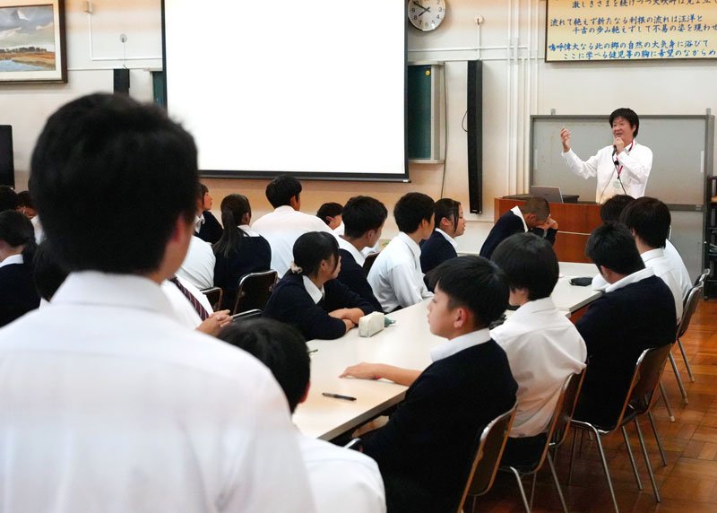 洋上風力発電に関する生徒からの質問に答える榊社長＝銚子商高