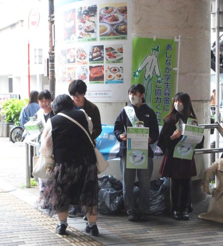 ４月に行われたあしなが街頭募金の様子＝千葉市中央区