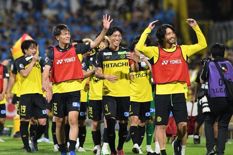 逆転勝ちで決勝進出を決め、サポーターと喜びを分かち合う古賀（中央）ら柏イレブン
