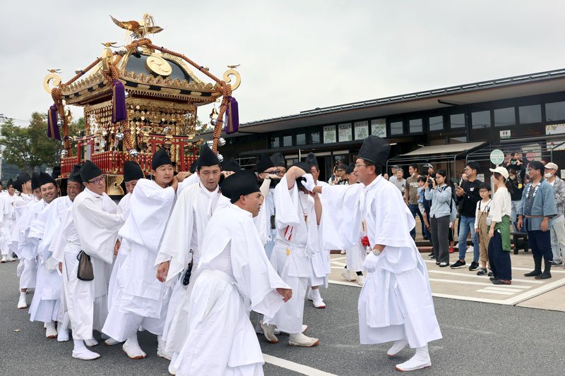 男衆は「えっさ」「ほいさ」と掛け声を上げて大神輿を担いだ＝１２日、東金市