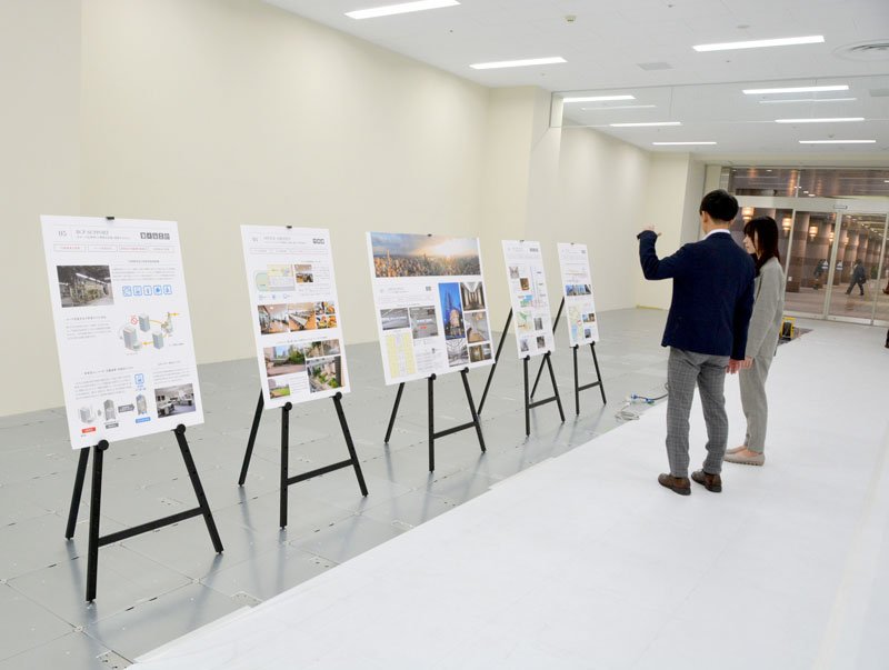 センシティタワー（千葉市中央区）の内覧会場で説明を聞く参加者
