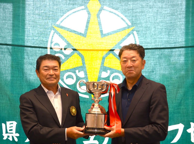 優勝杯を手にする清水（右）＝麻倉ゴルフ倶楽部