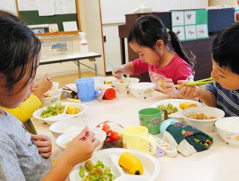 するもん汁おいしいよ　御宿特別給食　地元野菜ナムルも登場
