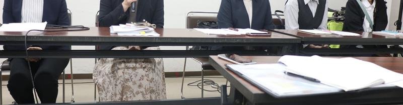 判決を受けて行った記者会見で思いを語った原告の５人＝１６日午後、千葉市中央区

