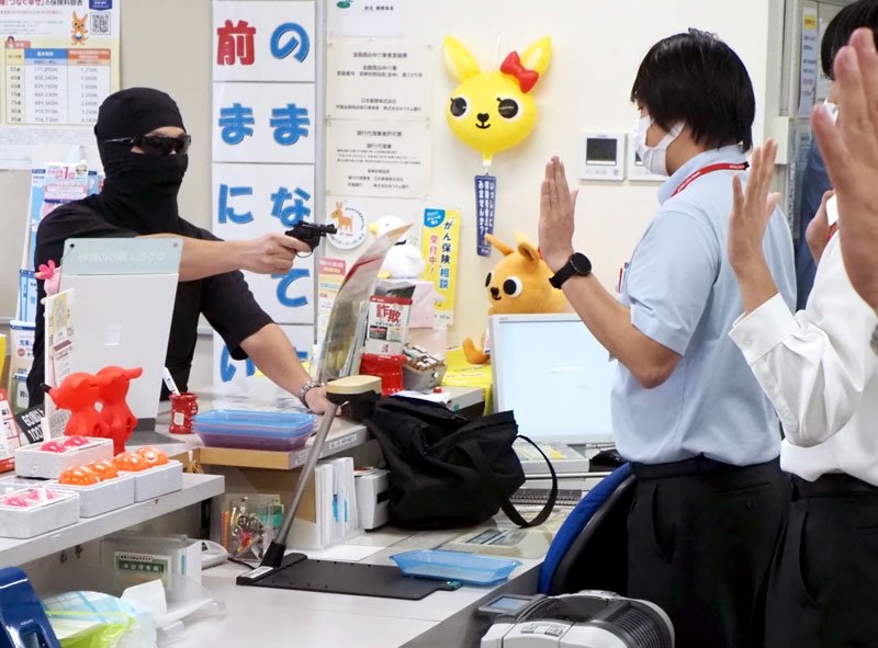 強盗事件発生時の対応を確認した防犯訓練＝君津市