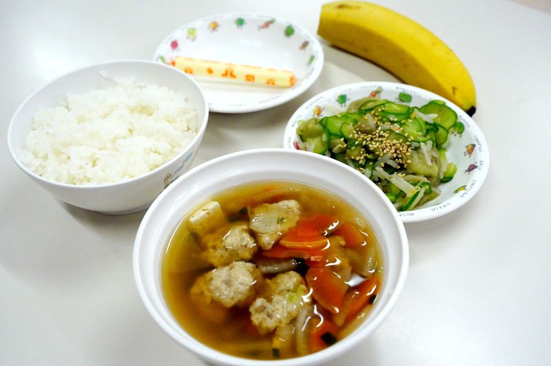 するもん汁おいしいよ　御宿特別給食　地元野菜ナムルも登場