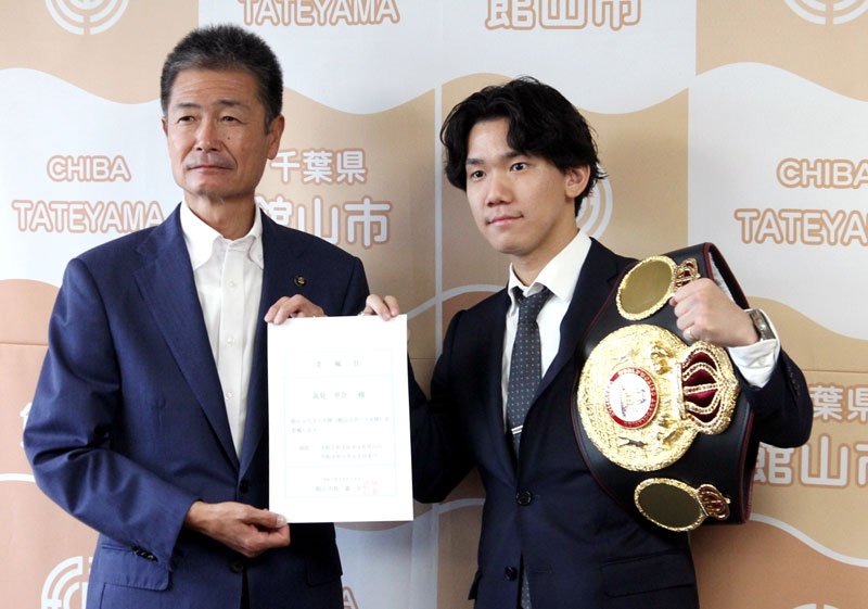 森市長（左）から委嘱状を受け取る高見さん＝館山市役所