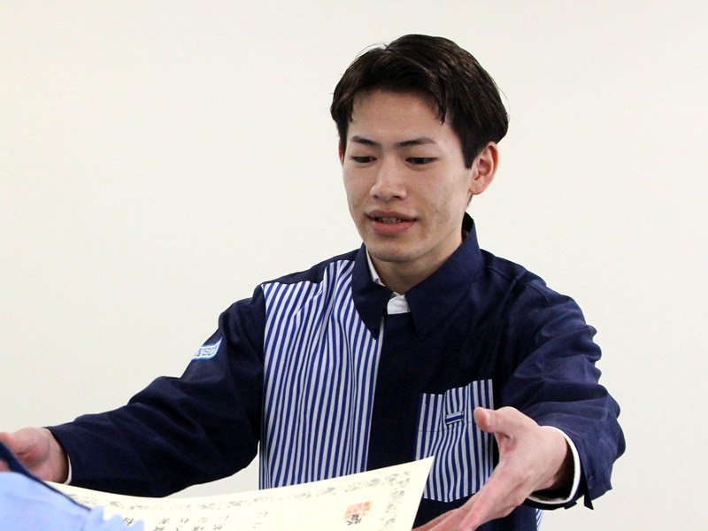 感謝状を受け取る角田さん＝館山署