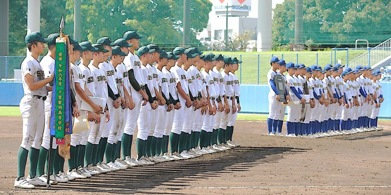 秋季県大会で優勝した専大松戸ナイン（左）と準優勝の中央学院ナイン＝５日、県総合ＳＣ