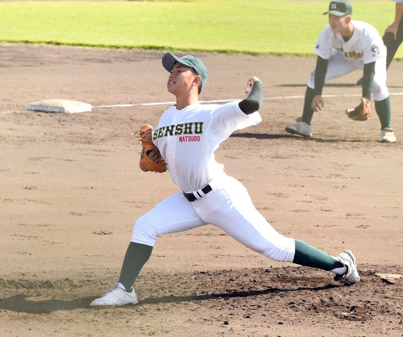 ３回から登板し５回を１失点の好投を見せた専大松戸の小林
