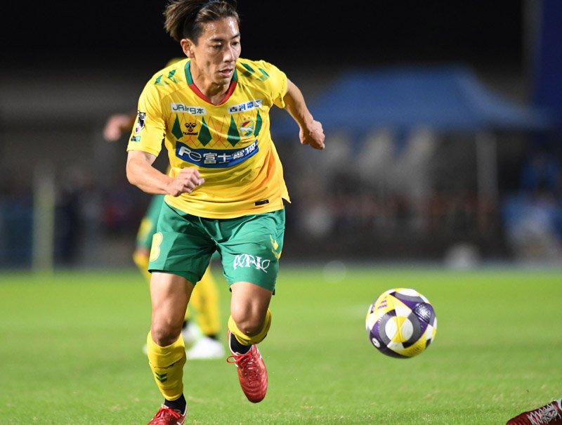 水戸―千葉　後半５１分、千葉の杉山がドリブルで進入する。この後、決勝ゴールを決めた＝１９日、ケーズデンキスタジアム水戸