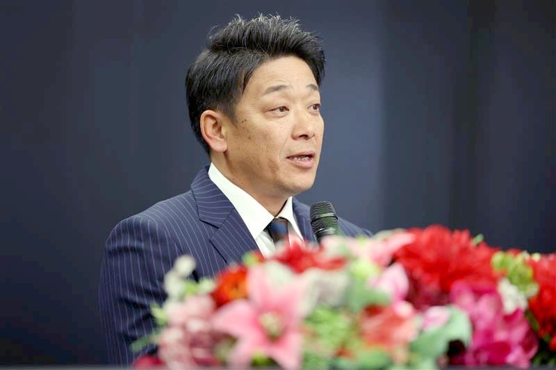 就任会見で意気込みを語るサブロー監督