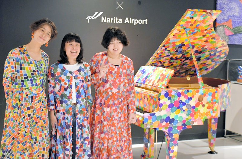 カラフルストリートピアノ登場！　盲目のシンガー弾き語り　アートと音楽、旅客を魅了　成田空港第３ターミナル