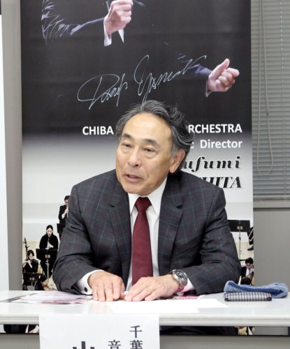 記者会見する山下さん＝２１日、県庁

