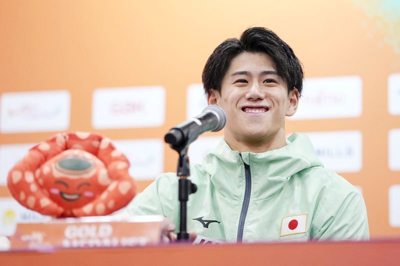 体操の世界選手権男子個人総合で３連覇を果たし、記者会見で笑顔を見せる橋本大輝＝ジャカルタ（共同）