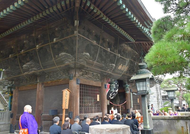 補強工事が完了し竣工法要が行われる成田山新勝寺の仁王門＝２３日、成田市
