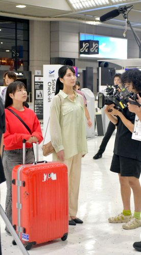 成田空港で娘役（左）が留学に向けて出発するシーンの撮影＝成田市
