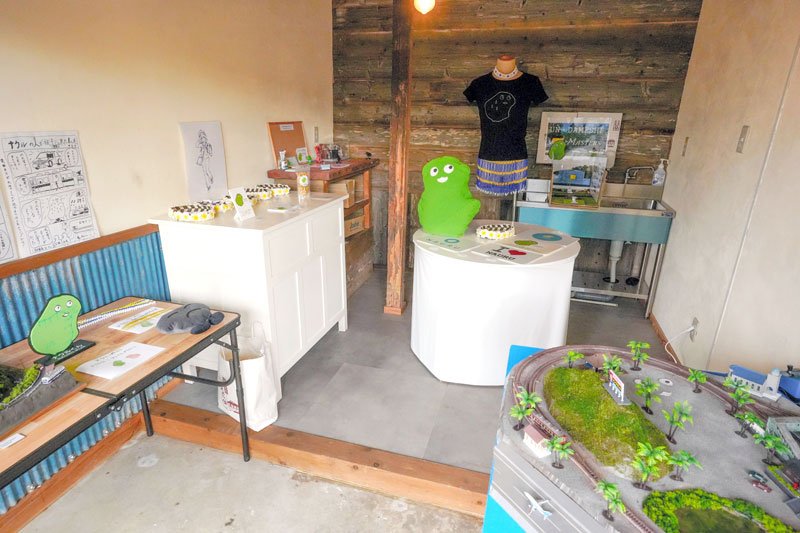 銚子電鉄笠上黒生駅にオープンした展示スペース「ナウル共和国銚子パビリオン」＝銚子市