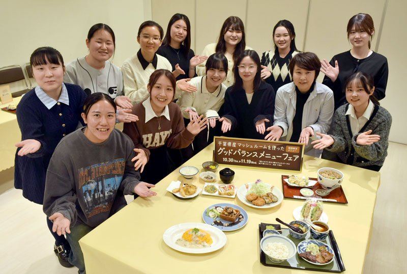 オリジナルメニューを紹介する和洋女子大の学生たち＝東武百貨店船橋店
