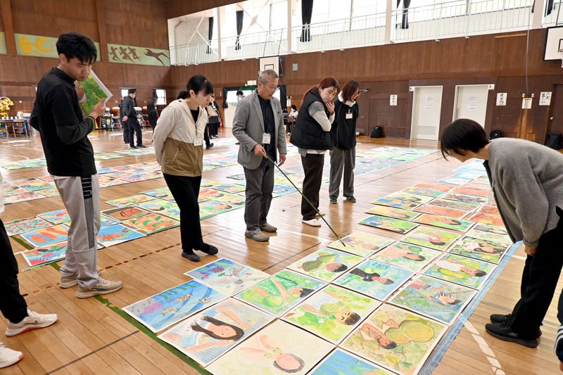 入選作品などを選んだ地区審査＝２４日、松戸市