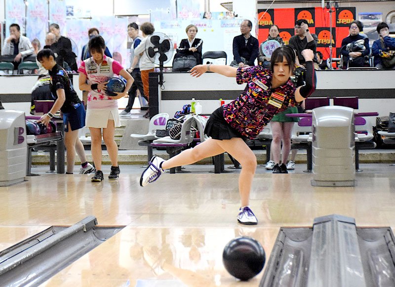 本大会出場を目指してボールを投げる選手＝富津スターレーン
