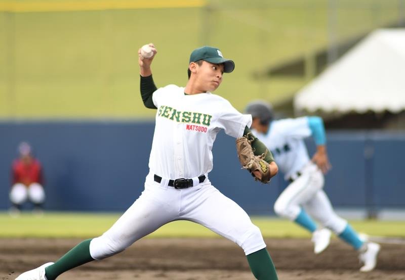 力投する専大松戸の門倉
