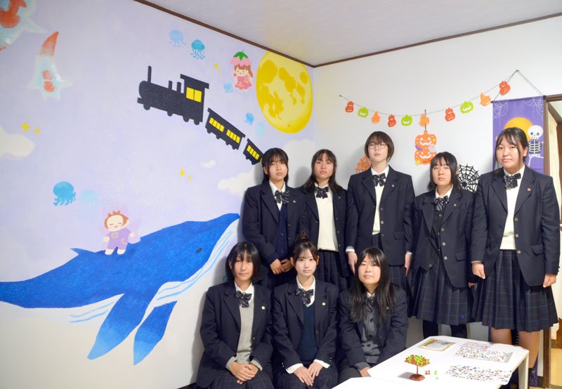 「夢」テーマに壁画　子ども食堂、カラフルに彩る　市原八幡高生