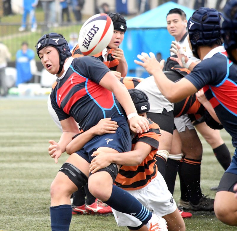 千葉東―八千代松陰　後半、競り合う両チームの選手ら＝重兵衛スポーツフィールド中台球技場