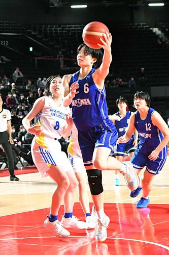幕張総合―昭和学院　第３クオーター、昭和学院・石井（６）がシュートを放つ＝船橋市ららアリーナ東京ベイ
