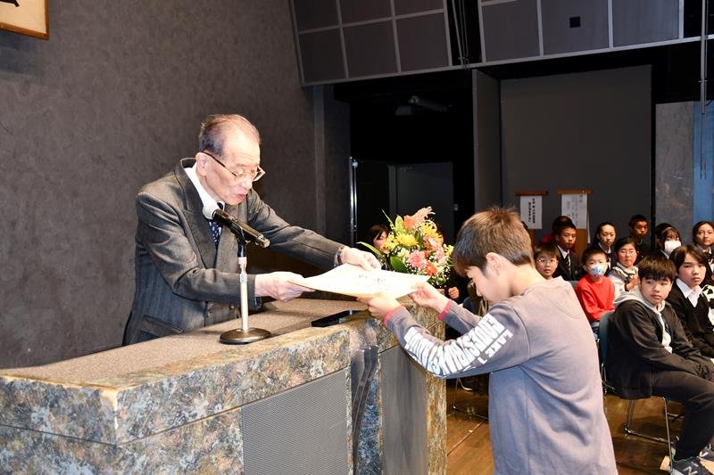 能村会長（左）から賞状を受け取る入賞者＝市川市
