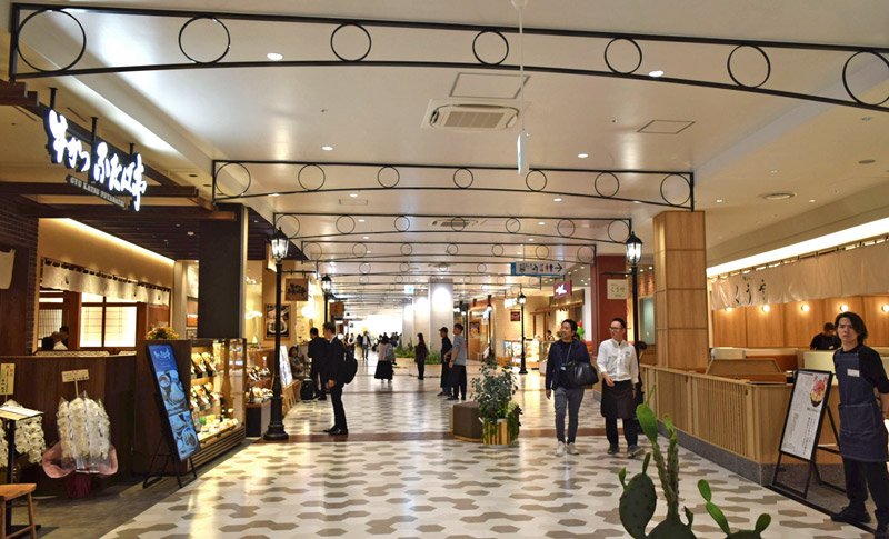 １８店舗が入る３階のレストランゾーン＝船橋市