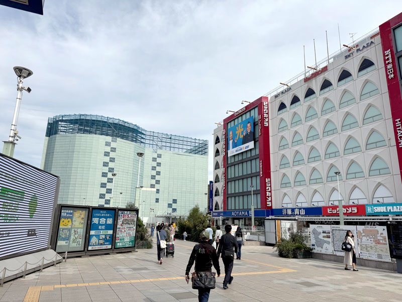 再整備が検討されている柏駅東口駅前広場。旧そごう柏店本館の解体も着々と進む＝柏市