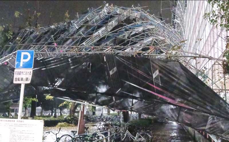ＪＲ鎌取駅近くの駐輪場や遊歩道の上に倒れかかった足場＝１１月１日午前０時過ぎ、千葉市緑区
