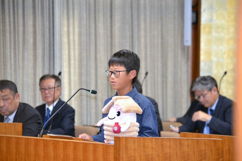 子ども模擬議会で質問をぶつける子ども議員＝酒々井町議会議場