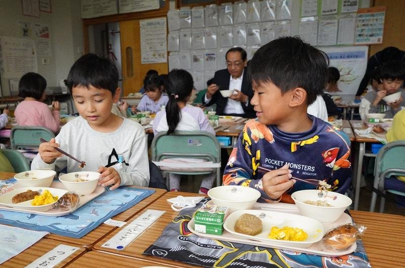 地元の特産品、給食に　海と山の幸に笑顔　いすみ市２０周年　シェフ監修特別メニュー