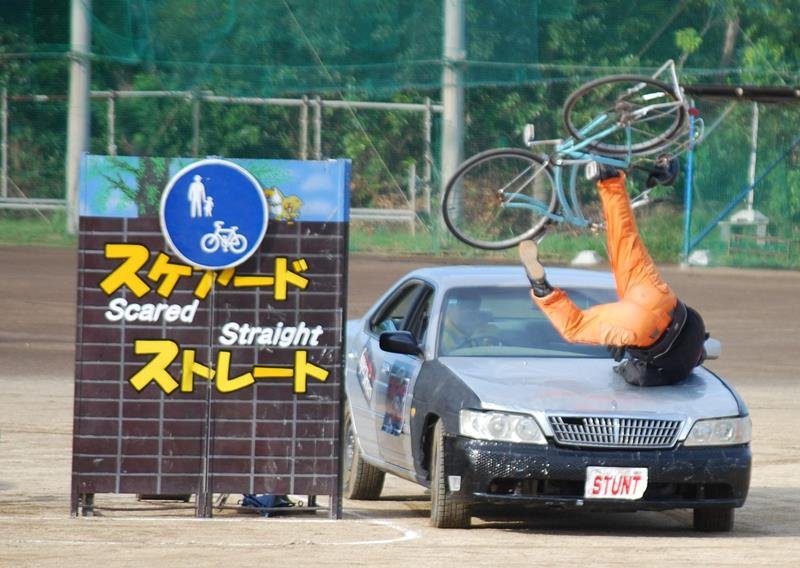 校庭で、スタントマンが自転車事故をリアルに再現した＝１０月２日、千葉市美浜区
