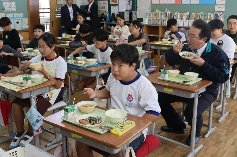 浅岡町長（右中央）と一緒に給食を食べる九十九里小の６年生＝九十九里町（画像の一部を加工しています）
