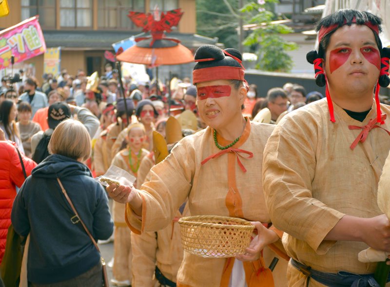 “古代人”が練り歩いて人々と交流する芝山はにわ祭＝昨年１１月、芝山町