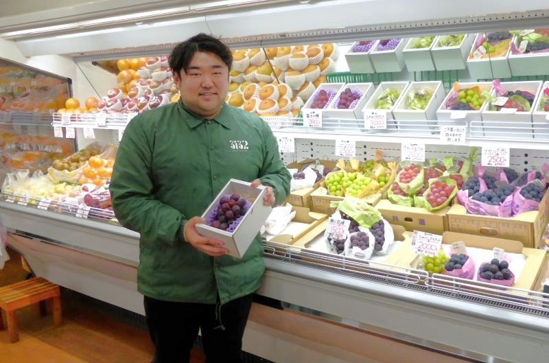 店内には色鮮やかなフルーツがずらり＝市原市
