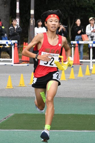男子１区で区間賞を獲得した湖北台の高田暖
