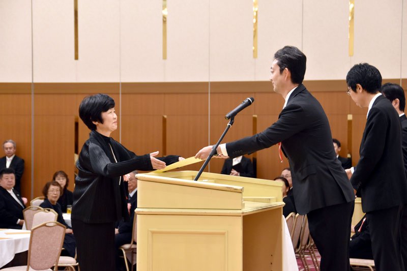 文化の日に県功労者をたたえる表彰式で熊谷知事から表彰状を手渡される受賞者＝３日、千葉市中央区