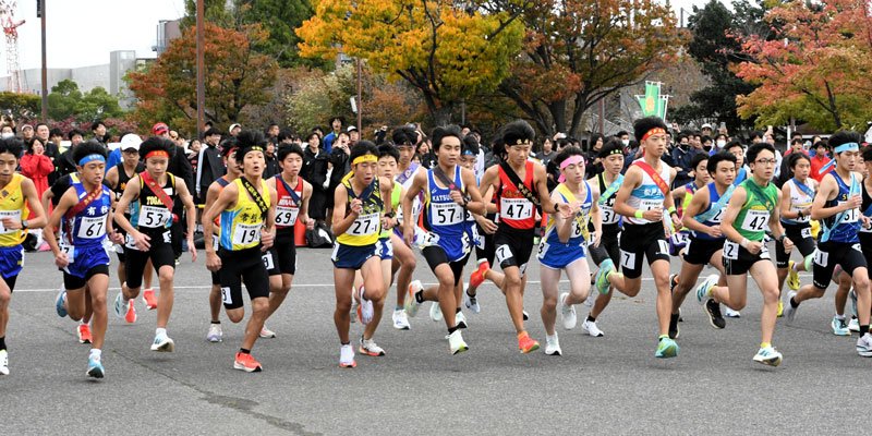 県中学駅伝で一斉にスタートする男子１区の選手＝柏の葉